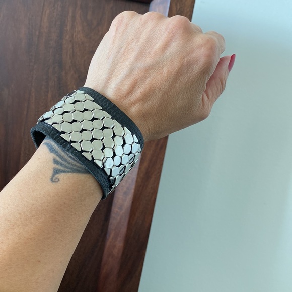 Metal scaled leather cuff bracelet - Picture 10 of 10